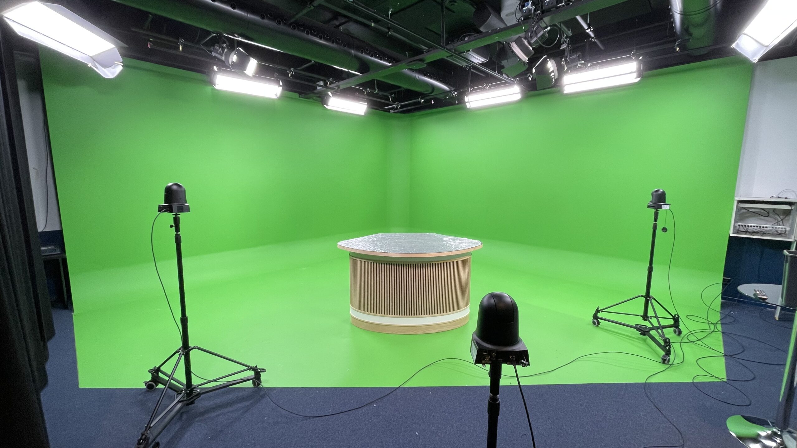 Bonniers green screen-studio med tre kameror, studiobord och takmonterad belysning
