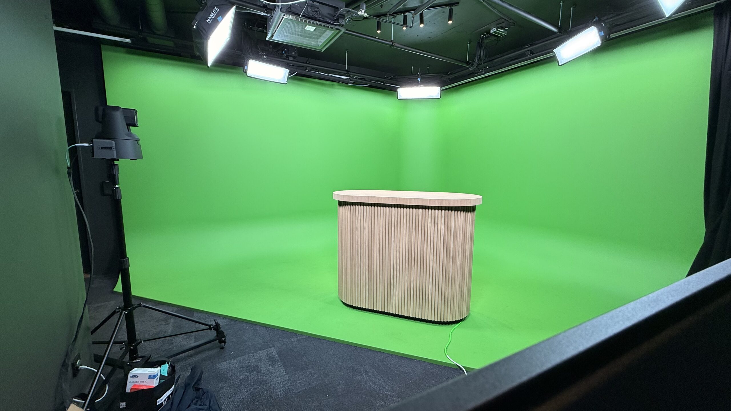 CMI Groups green screen-studio med robotkamera, studiopult och takmonterad belysning