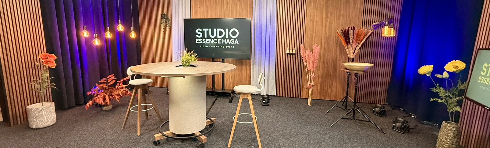 Studio Essence Haga i Solna med studiobord, sittplatser, skärm och belyst scenografi